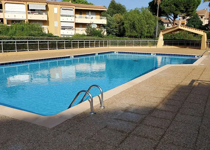 3 Pieces Climatise Avec Terrasse Au Lavandou - Fr-1-308-168 Lägenhet *